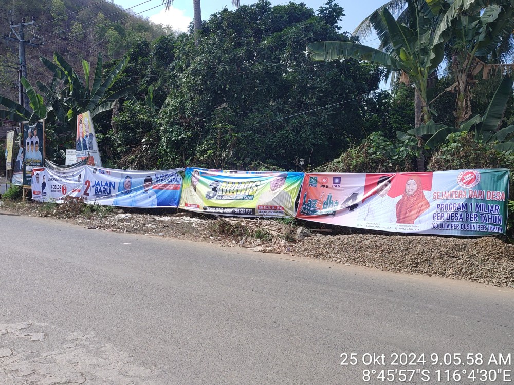 Pemasangan Spanduk Calon Kepala Daerah Oleh PPS Desa Eyat Mayang